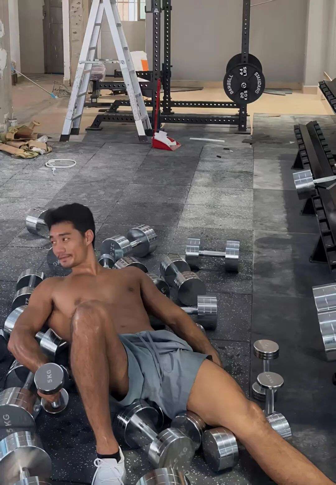 “黑皮阿 Sir”视频爆火外网后？现在的他魁梧身材男友力太强了！