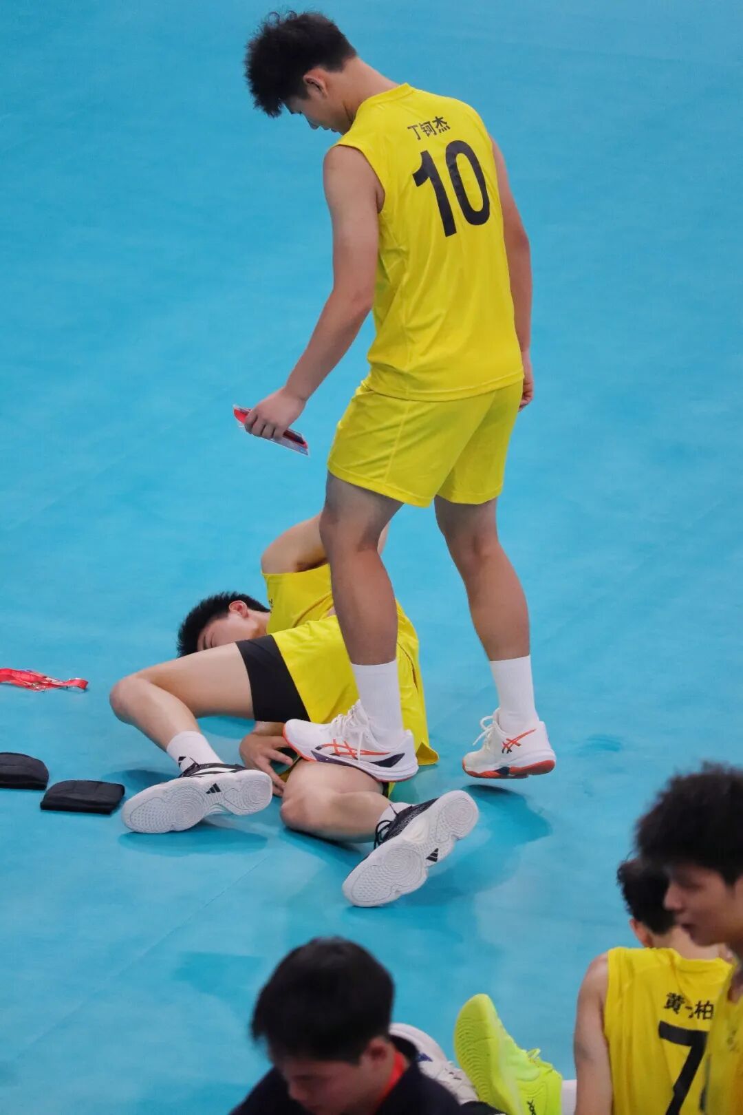 浙江 U20 男排赛后名场面太圈粉！阳光少年叉开腿的魅力都在这！