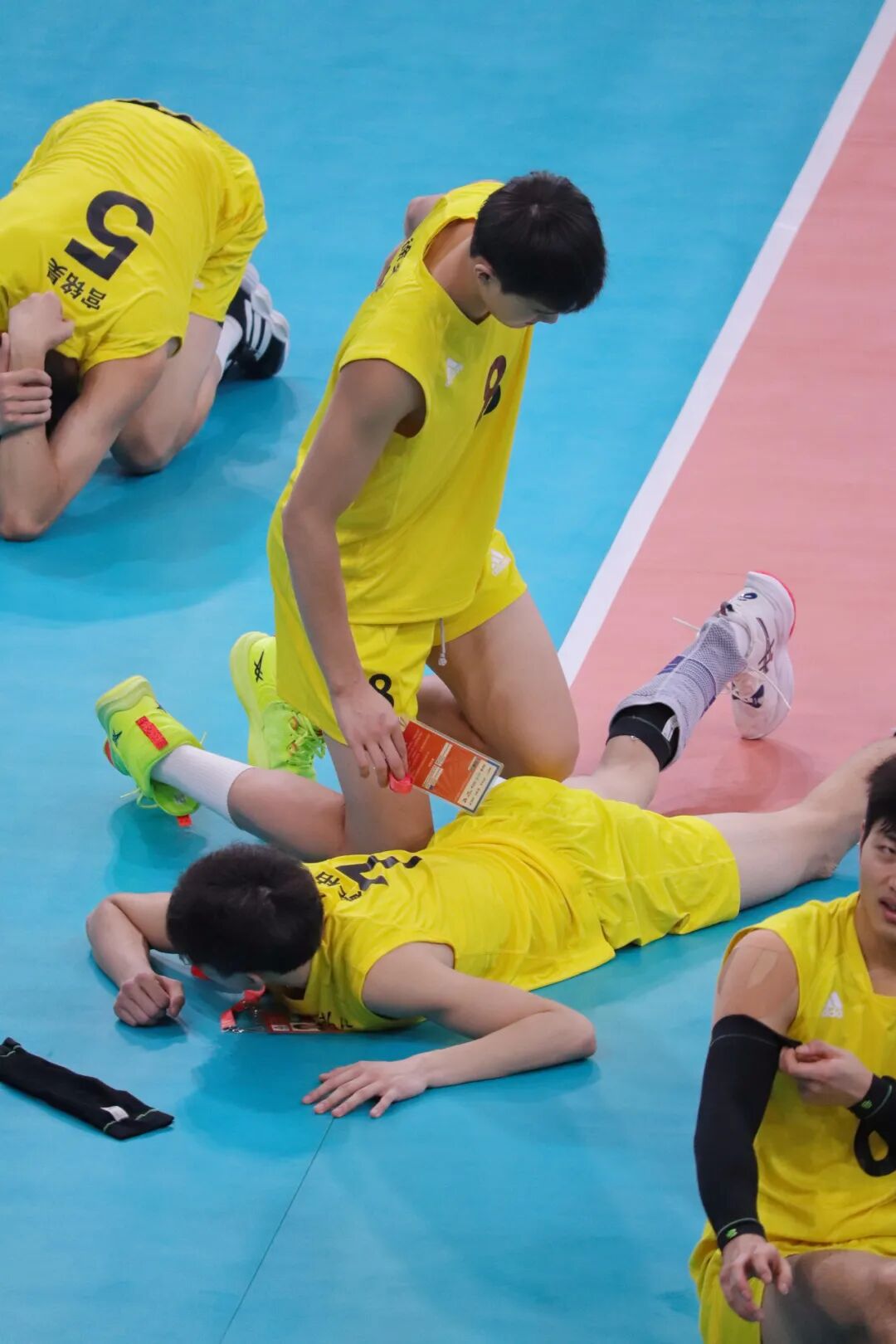 浙江 U20 男排赛后名场面太圈粉！阳光少年叉开腿的魅力都在这！