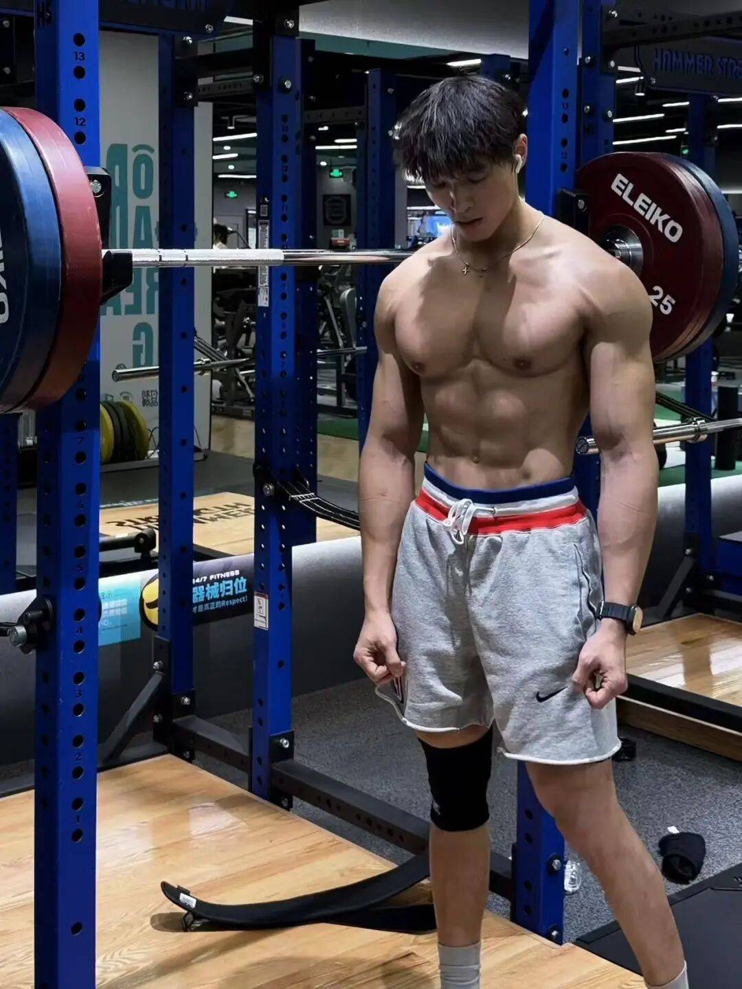 来自广州的自由教练大秀虎头肩和圣诞树背肌