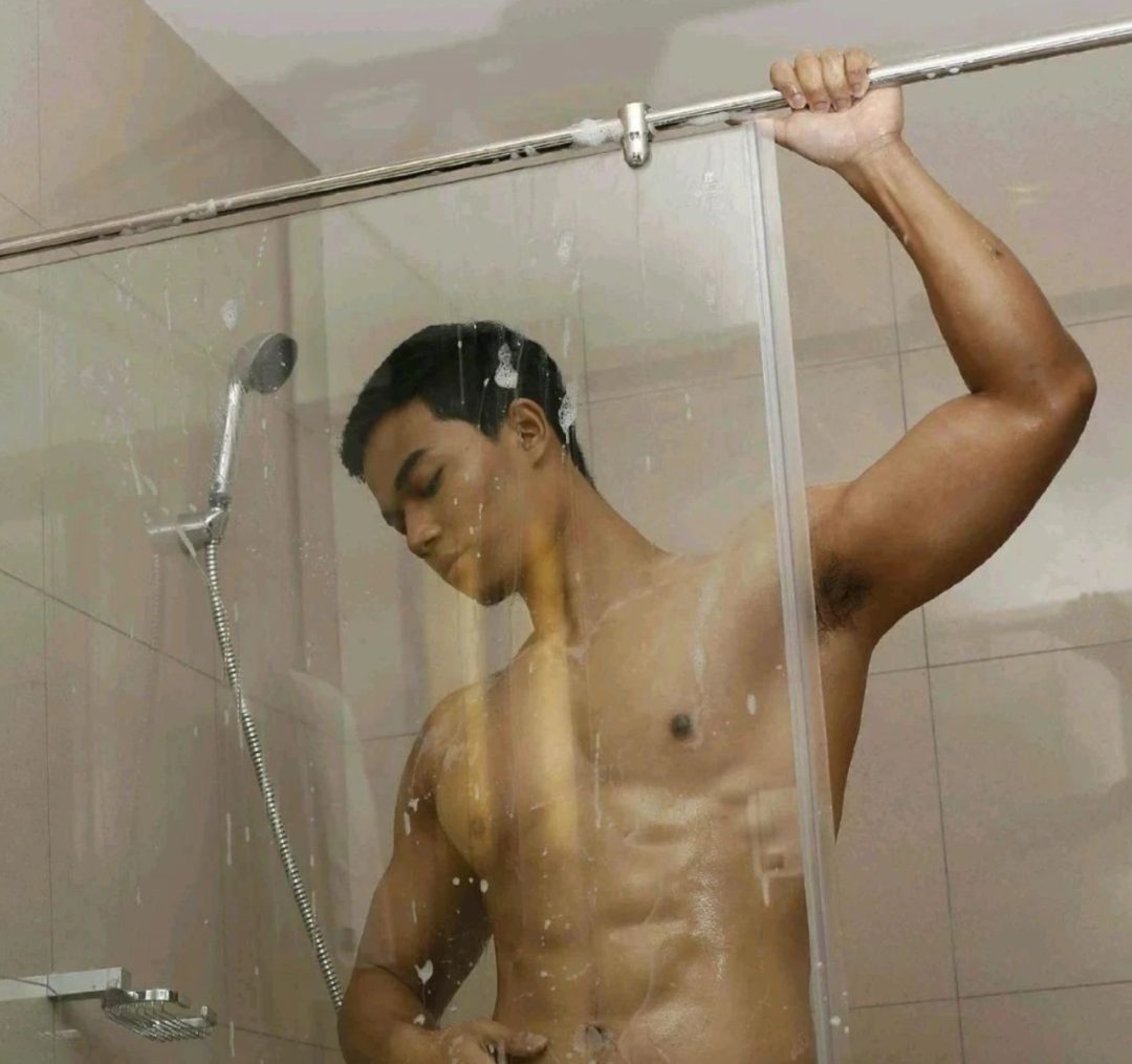 胸肌壮大黑皮筋男 公狗腰特突出 看起来很猛的汉子