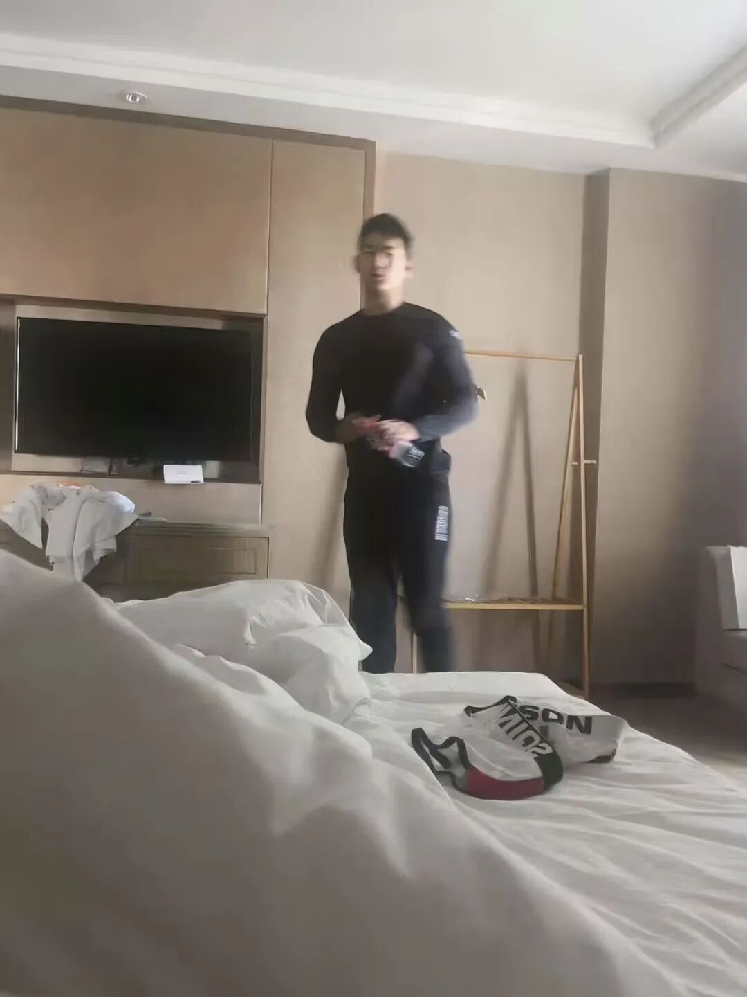 体育生火了！职高帅哥疑似被采访？直男朋友做保健很熟练？