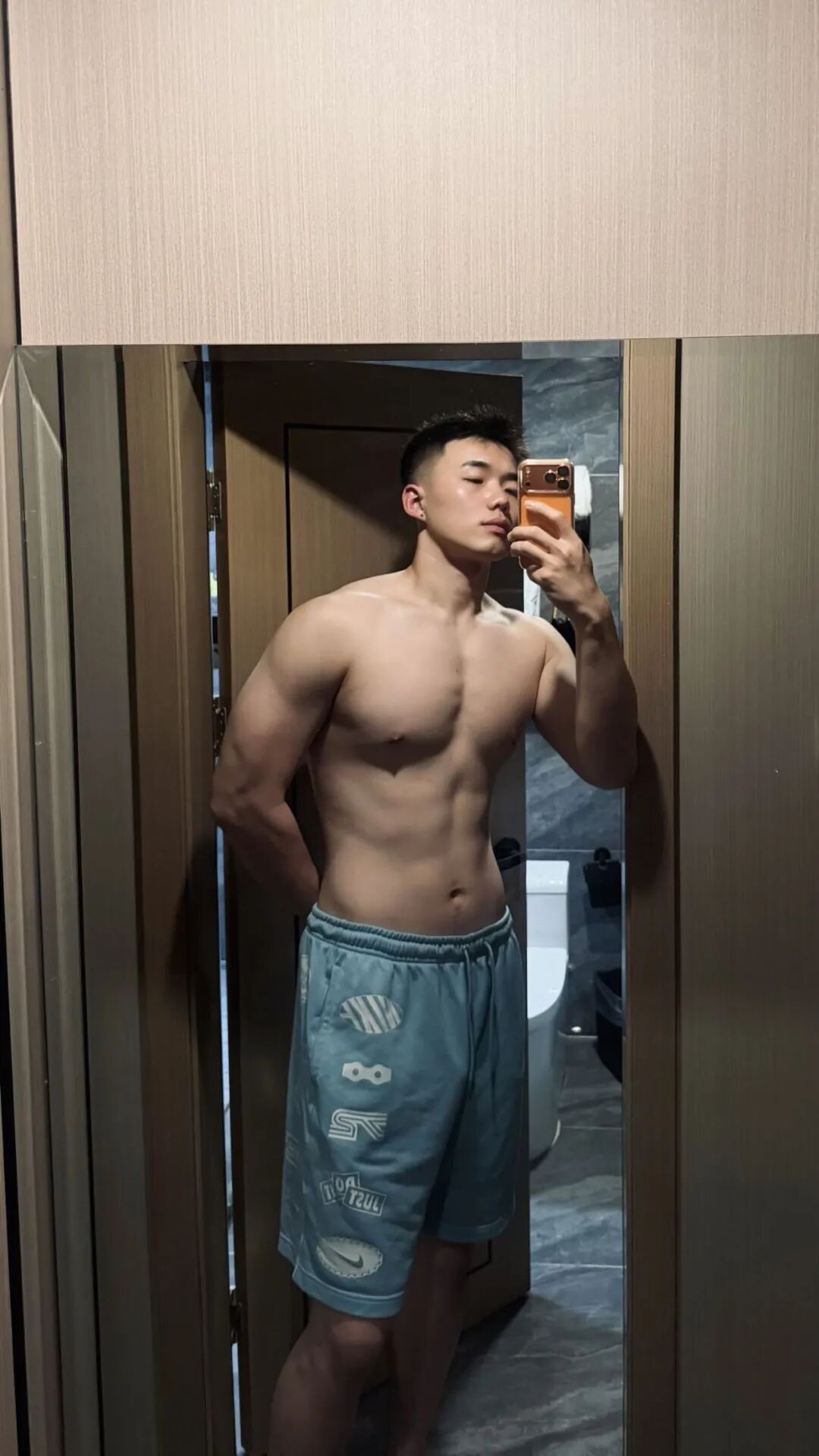 曾被采访的 192CM 哈尔滨篮球裁判小哥，沐浴照流出！