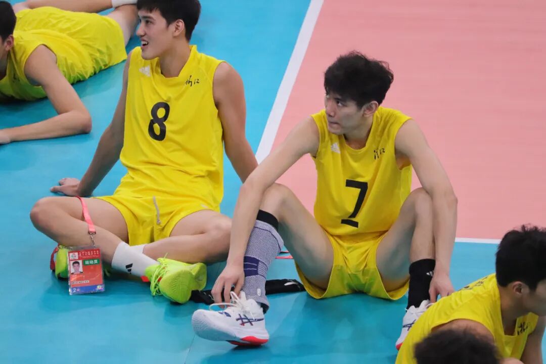 浙江 U20 男排赛后名场面太圈粉！阳光少年叉开腿的魅力都在这！