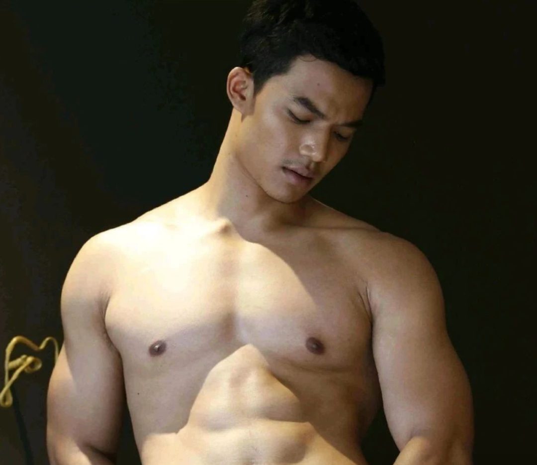 胸肌壮大黑皮筋男 公狗腰特突出 看起来很猛的汉子