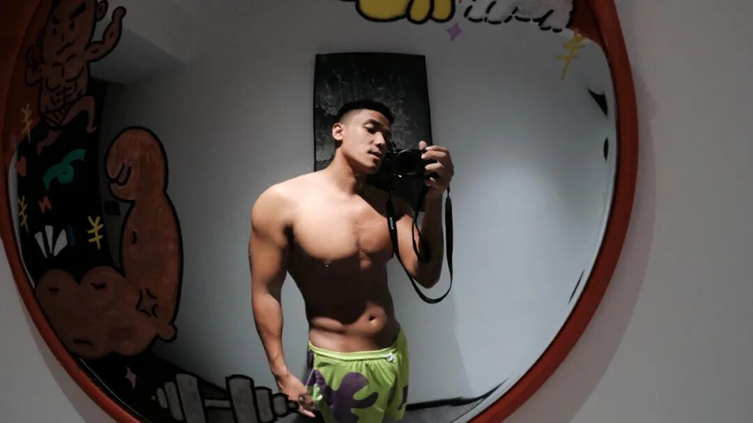 穿黑袜的黑皮肌肉体育生被扒到了！灰裤子泄露真实力！