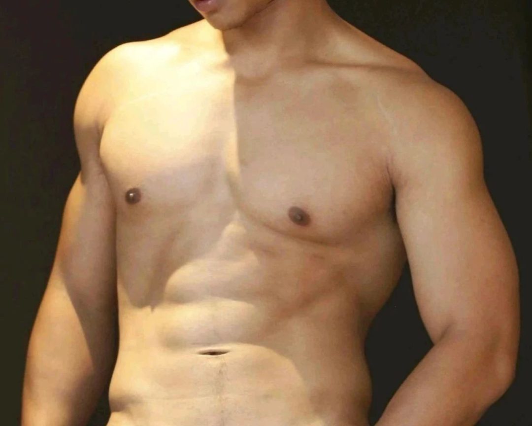 胸肌壮大黑皮筋男 公狗腰特突出 看起来很猛的汉子