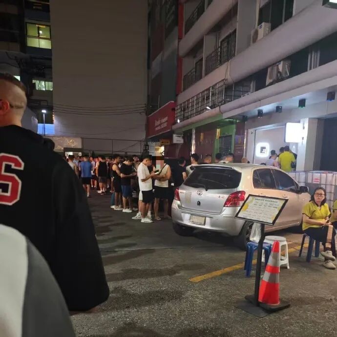 泰国浴室被大量名媛帅哥占领！网友：母角马又迁徙狂欢了！