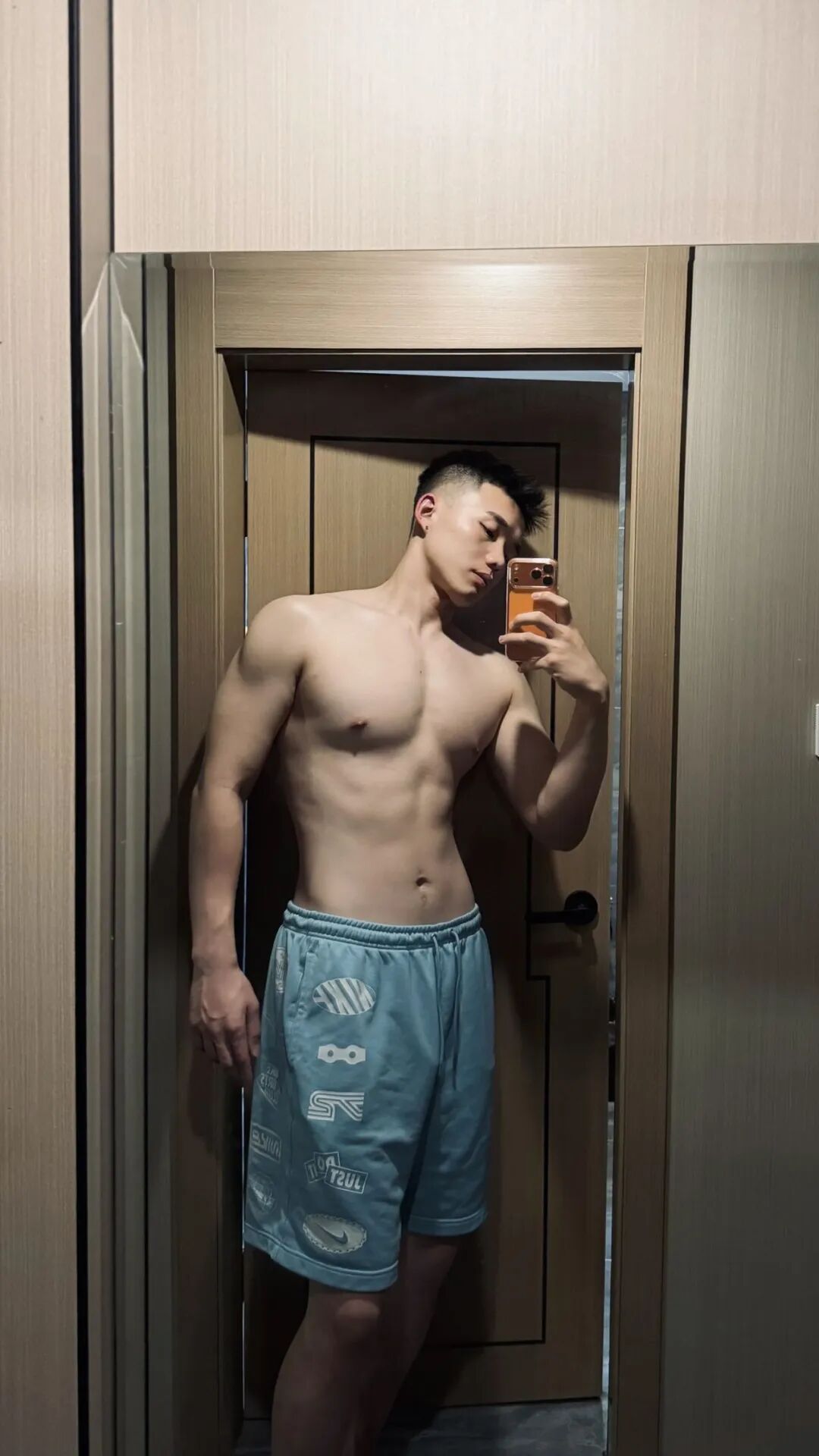 曾被采访的 192CM 哈尔滨篮球裁判小哥，沐浴照流出！