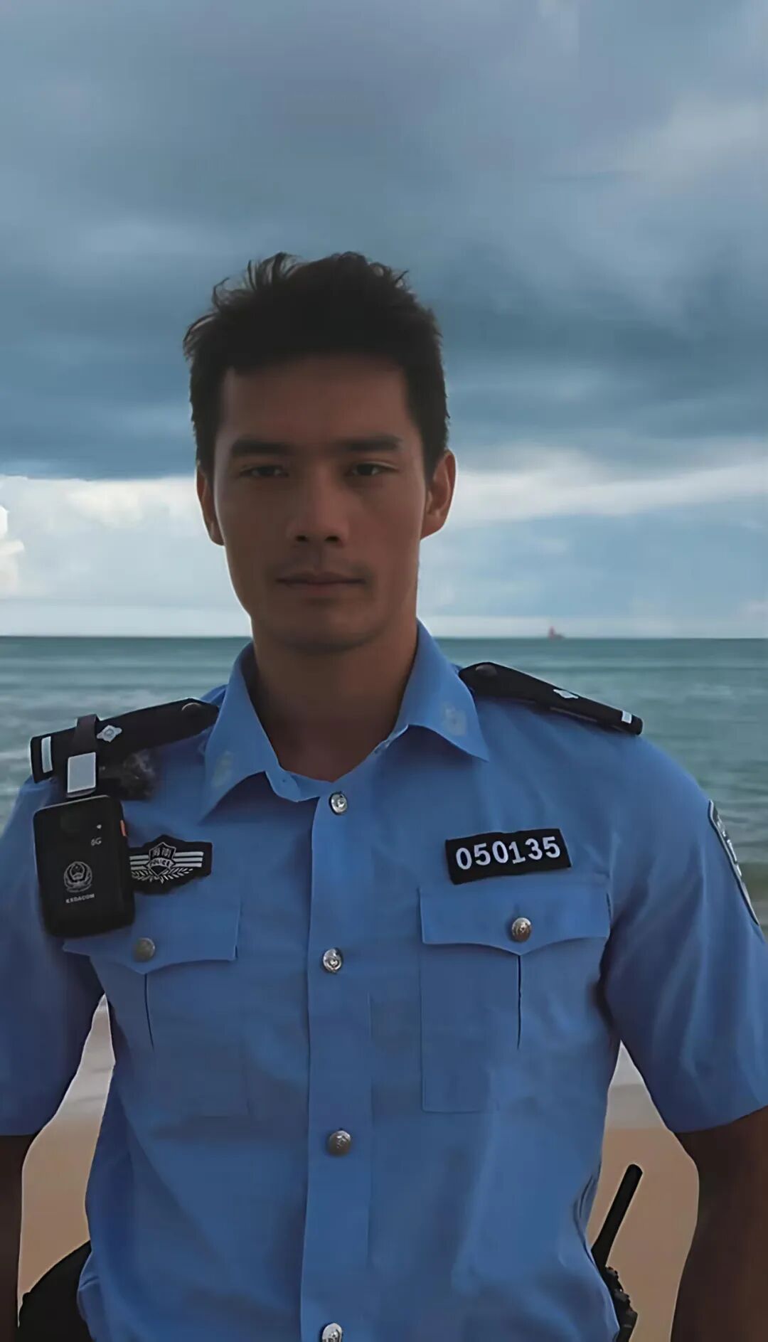 “黑皮阿 Sir”视频爆火外网后？现在的他魁梧身材男友力太强了！