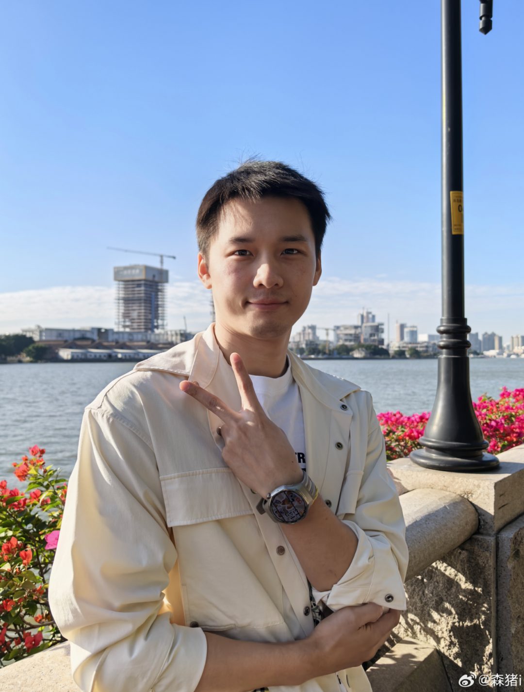 陈艾森跳出泳池挺拔出片？太懂镜头了跃入封面男神！