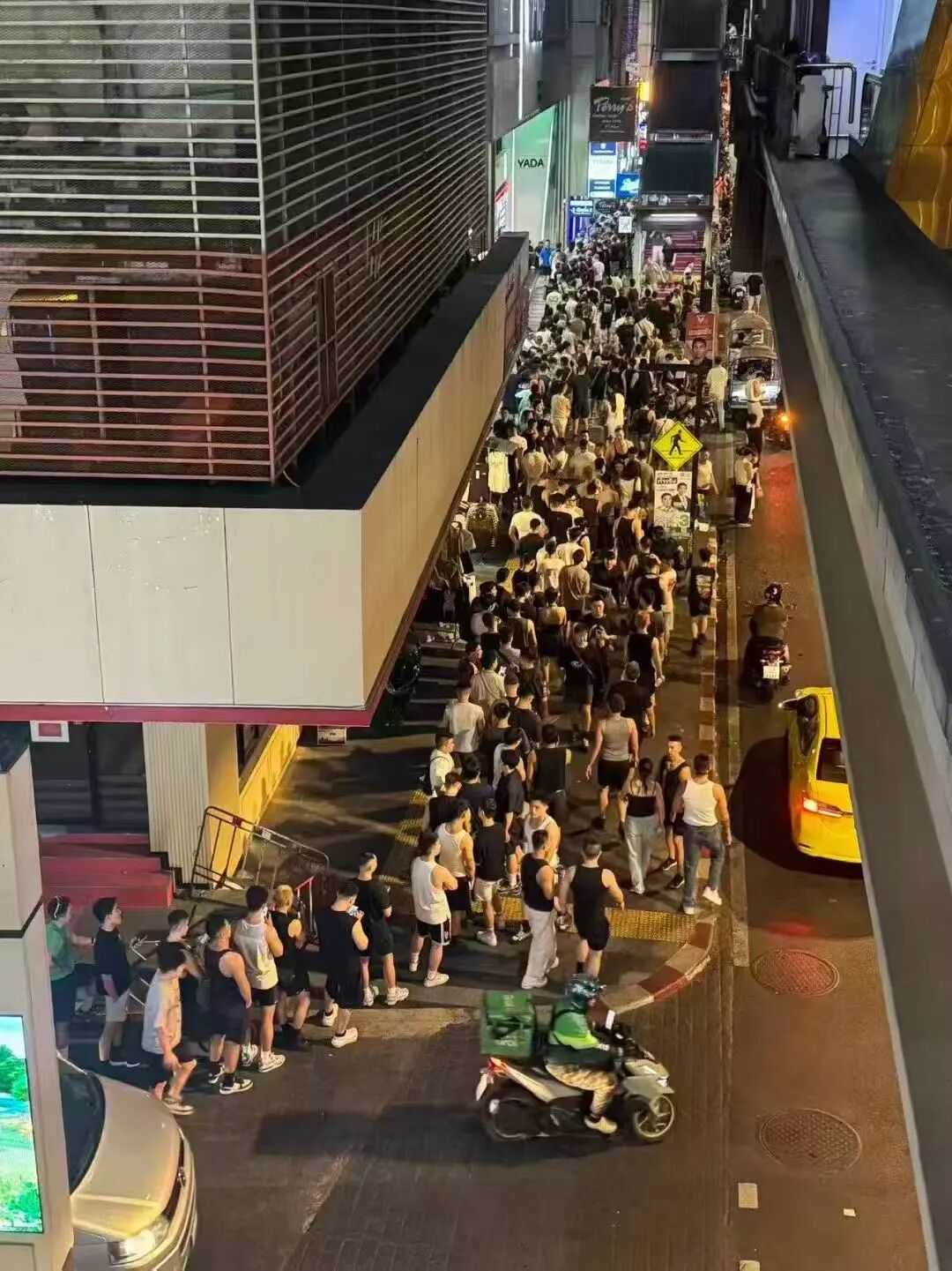 泰国浴室被大量名媛帅哥占领！网友：母角马又迁徙狂欢了！