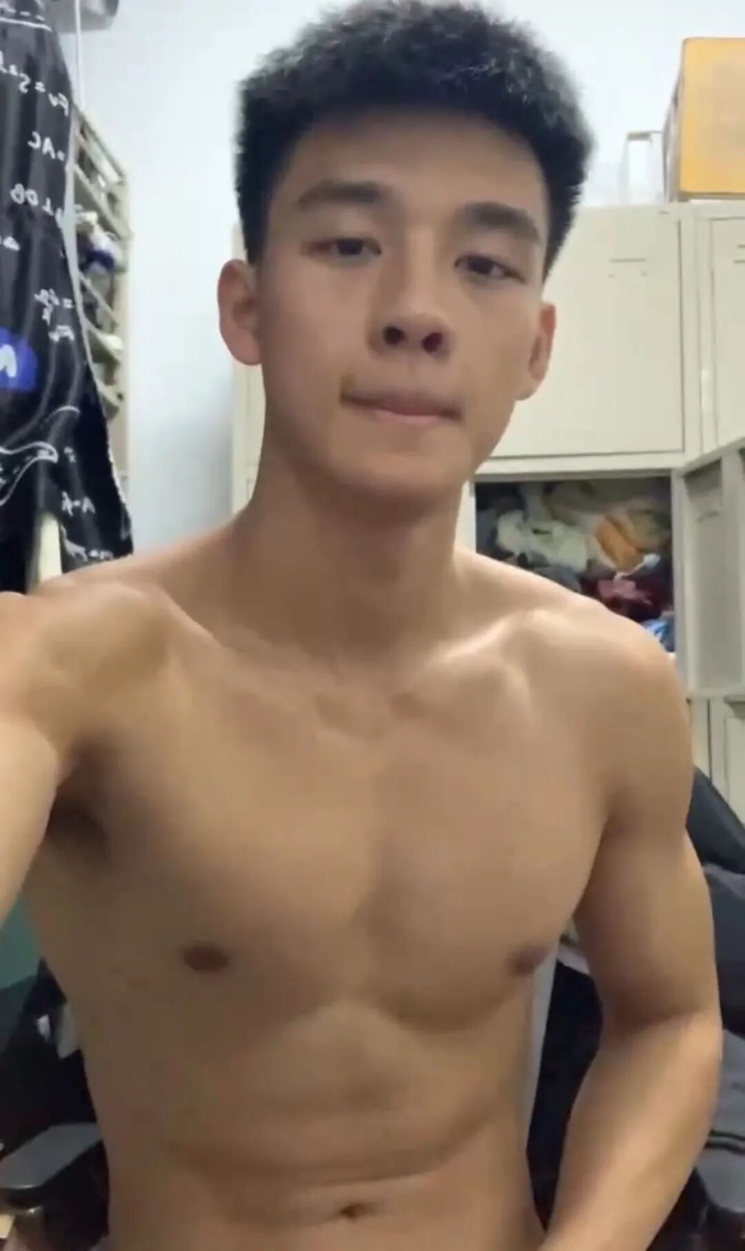 体育生火了！职高帅哥疑似被采访？直男朋友做保健很熟练？