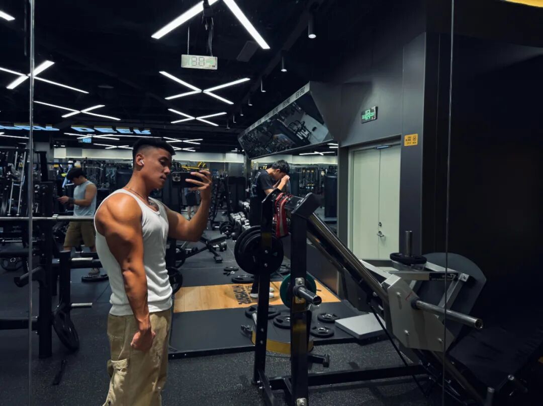 穿黑袜的黑皮肌肉体育生被扒到了！灰裤子泄露真实力！