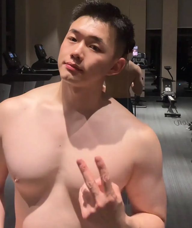 曾被采访的 192CM 哈尔滨篮球裁判小哥，沐浴照流出！