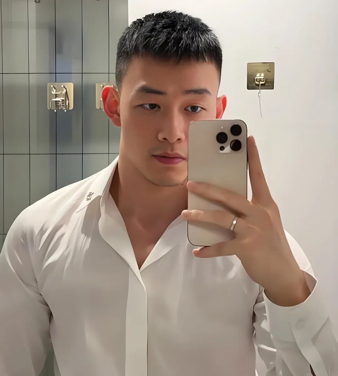 男生秋冬别乱剪发型，25 年试试这 3 款造型，剪完个性阳光帅气！