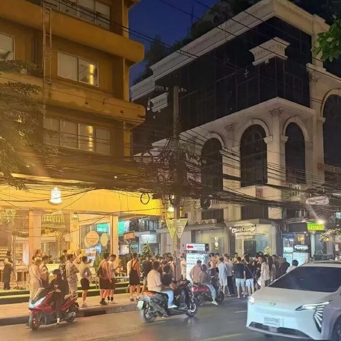 泰国浴室被大量名媛帅哥占领！网友：母角马又迁徙狂欢了！