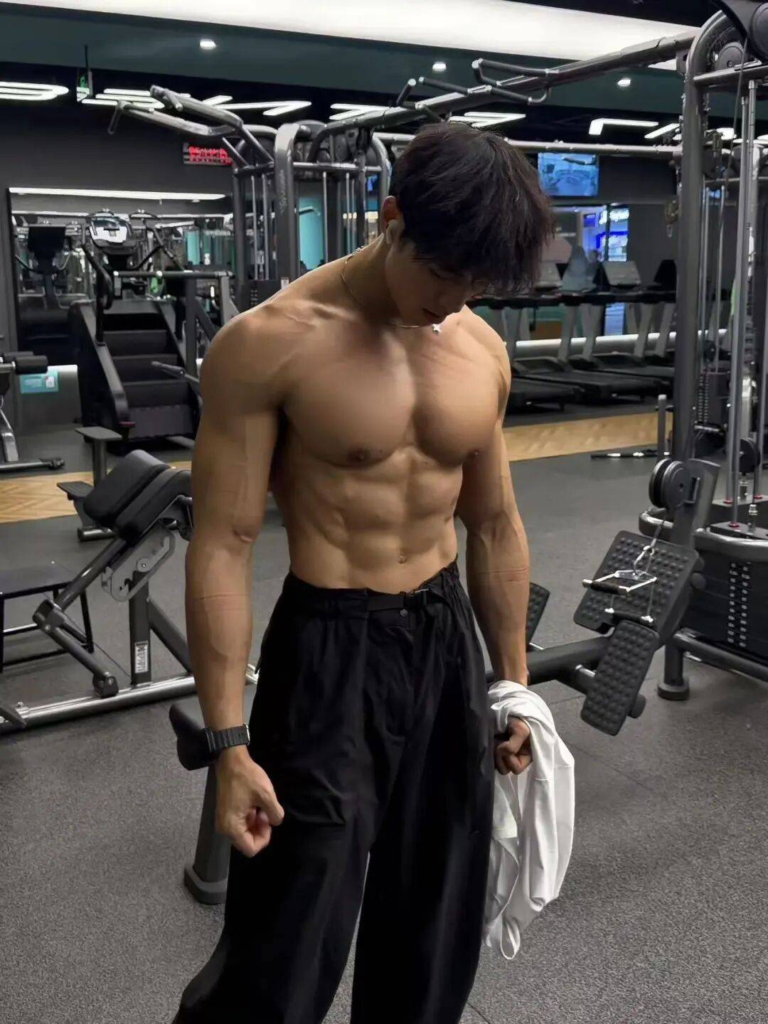 来自广州的自由教练大秀虎头肩和圣诞树背肌