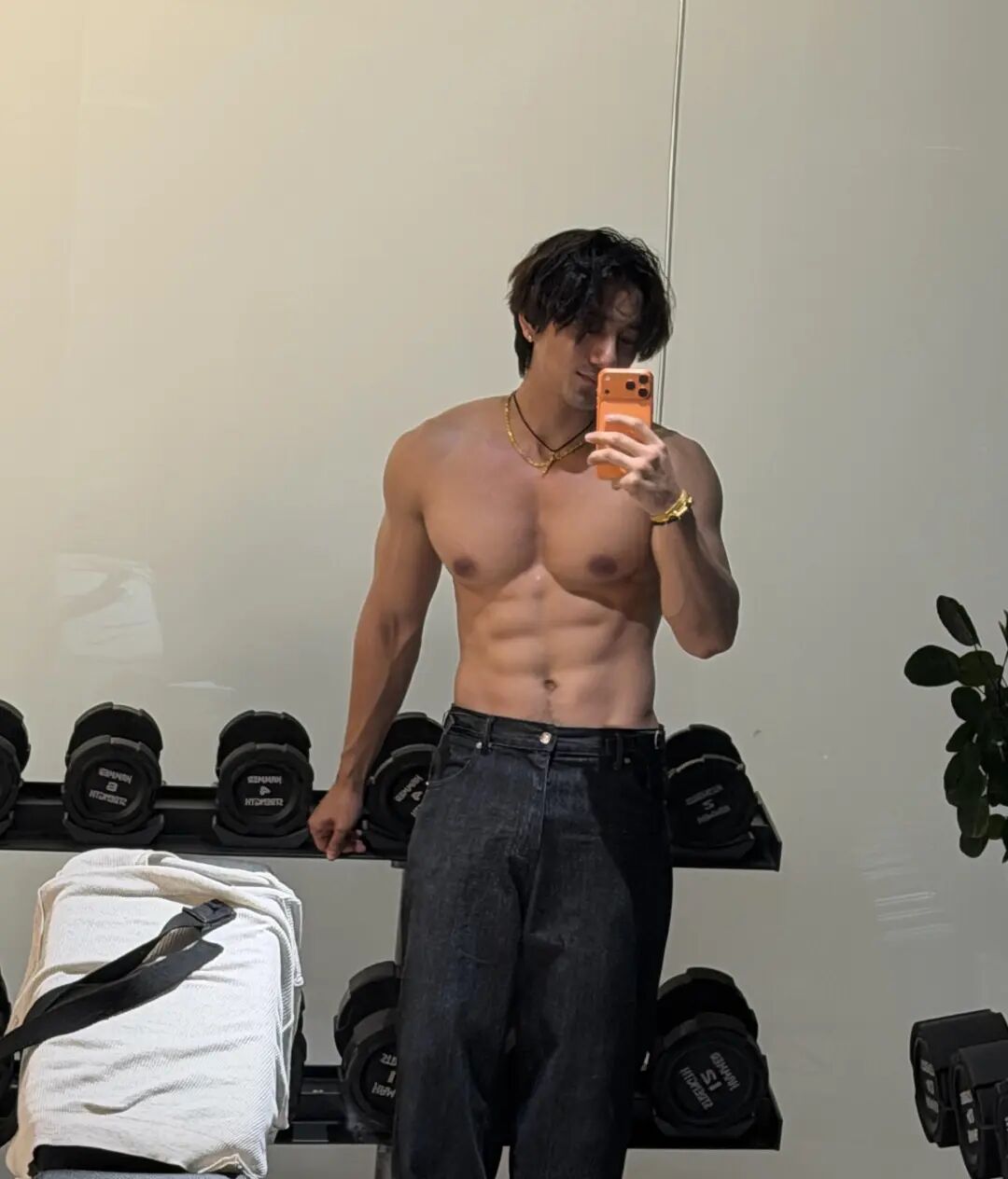 浓眉大眼的温润少年感腹肌帅哥运动博主雨田