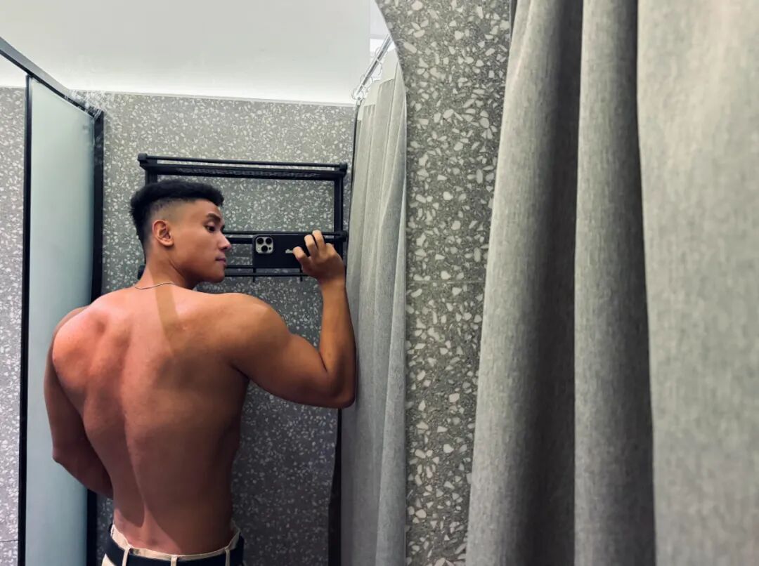 穿黑袜的黑皮肌肉体育生被扒到了！灰裤子泄露真实力！