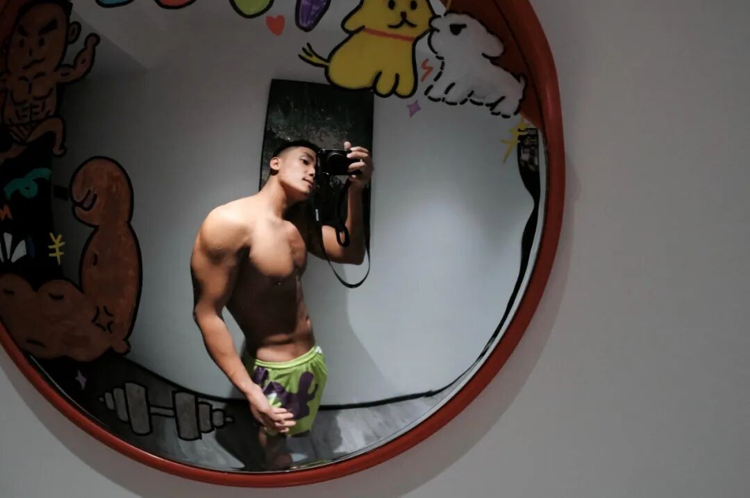 穿黑袜的黑皮肌肉体育生被扒到了！灰裤子泄露真实力！