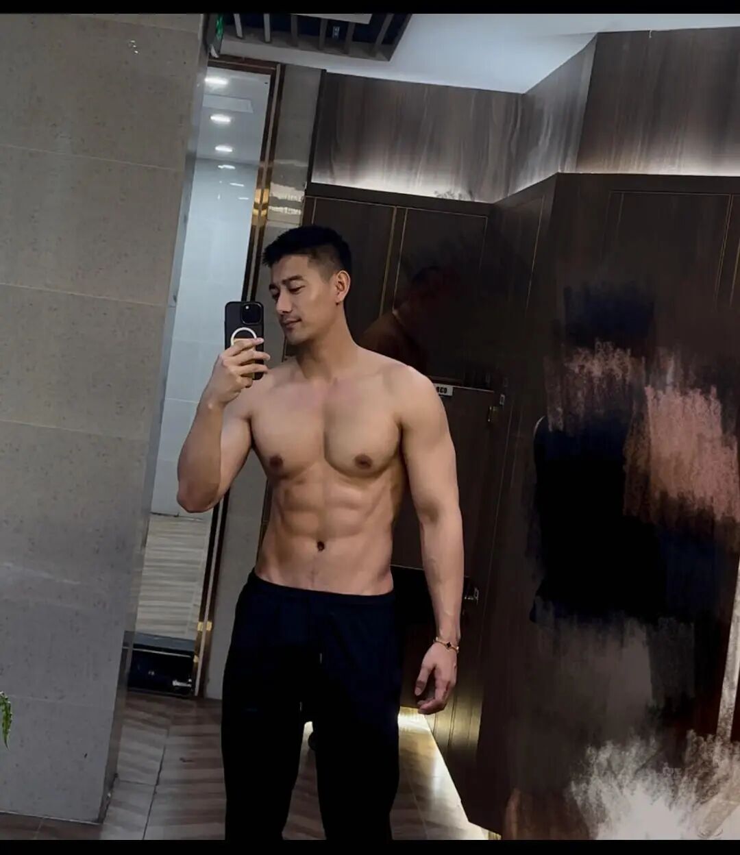 浓眉大眼的温润少年感腹肌帅哥运动博主雨田