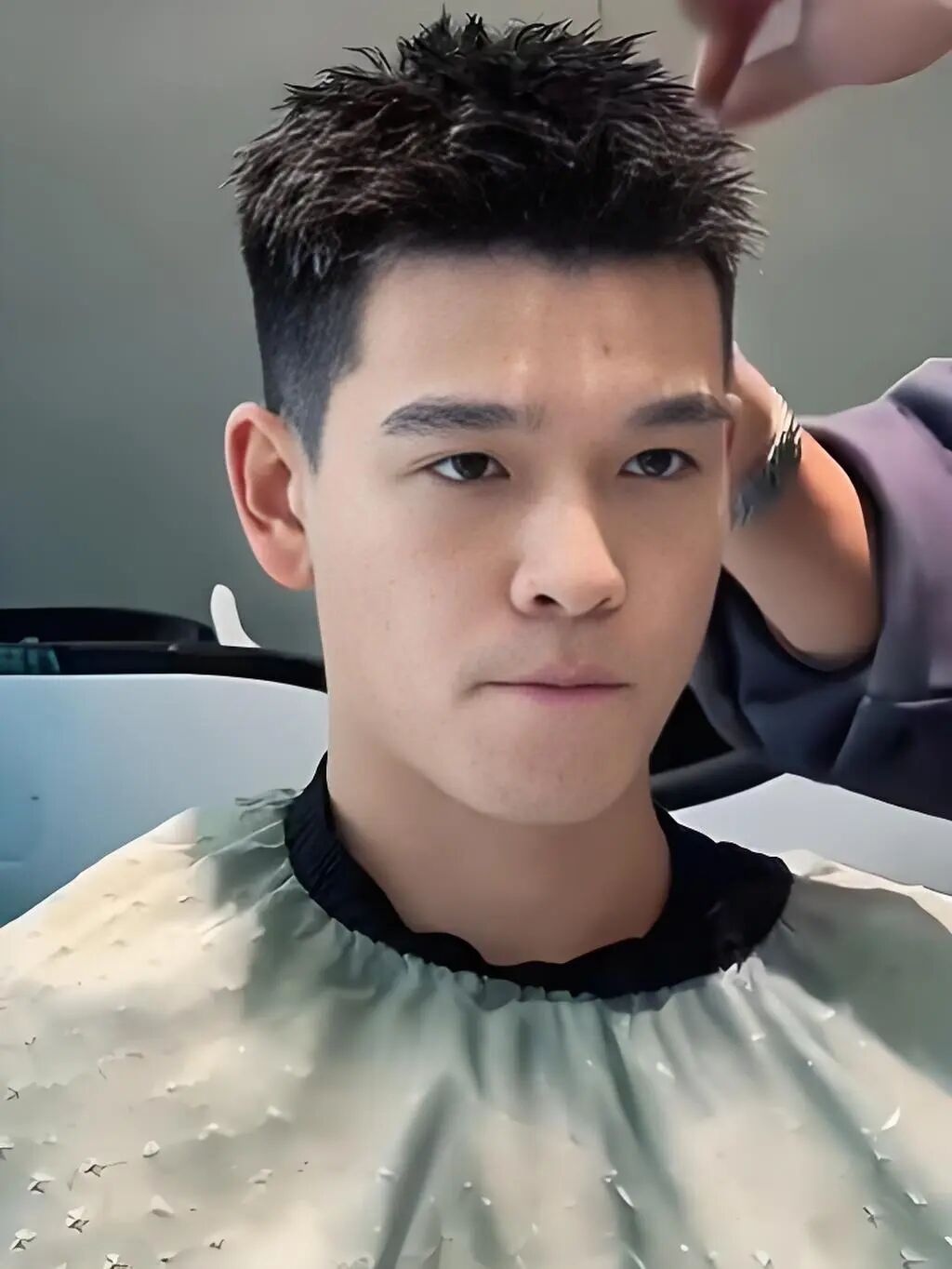 男生秋冬别乱剪发型，25 年试试这 3 款造型，剪完个性阳光帅气！