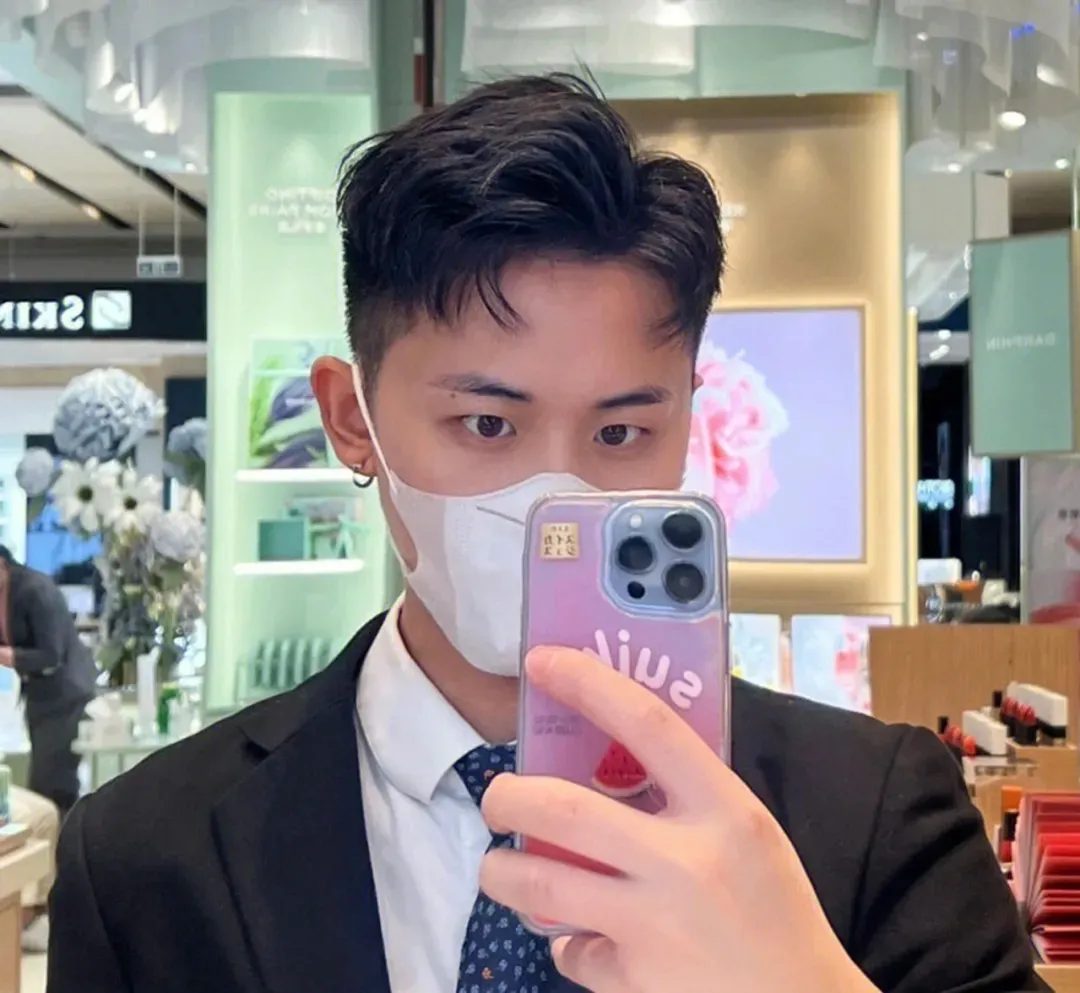 男生秋冬别乱剪发型，25 年试试这 3 款造型，剪完个性阳光帅气！