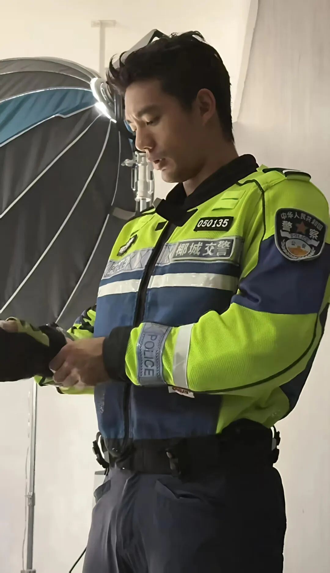 “黑皮阿 Sir”视频爆火外网后？现在的他魁梧身材男友力太强了！