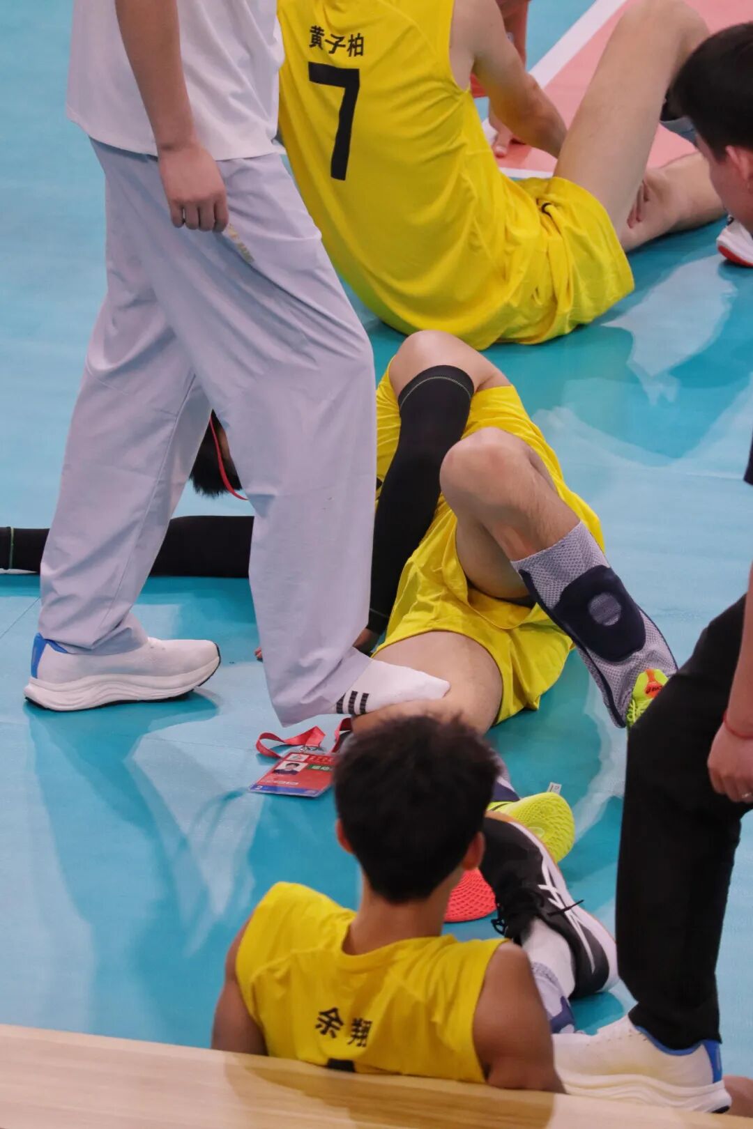 浙江 U20 男排赛后名场面太圈粉！阳光少年叉开腿的魅力都在这！