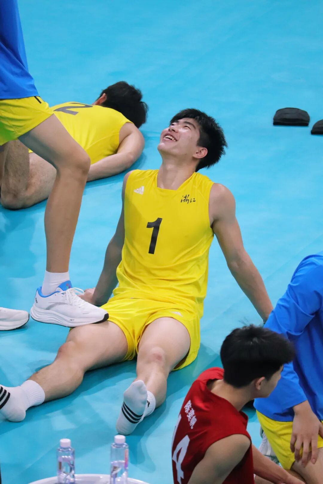浙江 U20 男排赛后名场面太圈粉！阳光少年叉开腿的魅力都在这！