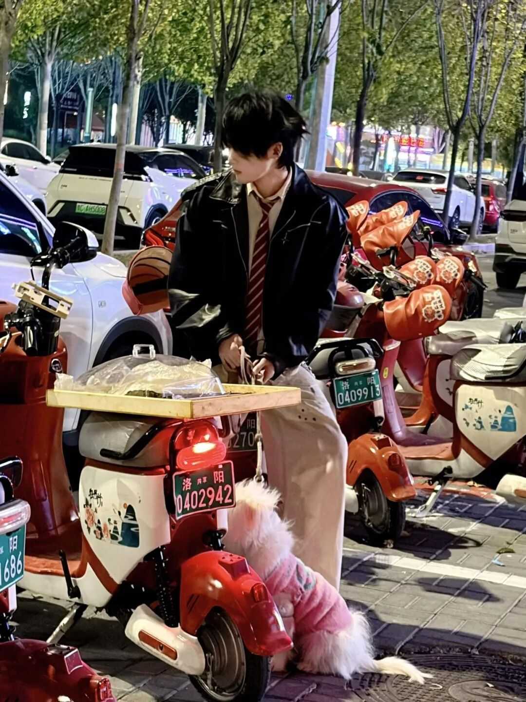 疑似约 P 还装 gay？这个帅哥为了涨粉也是拼了……