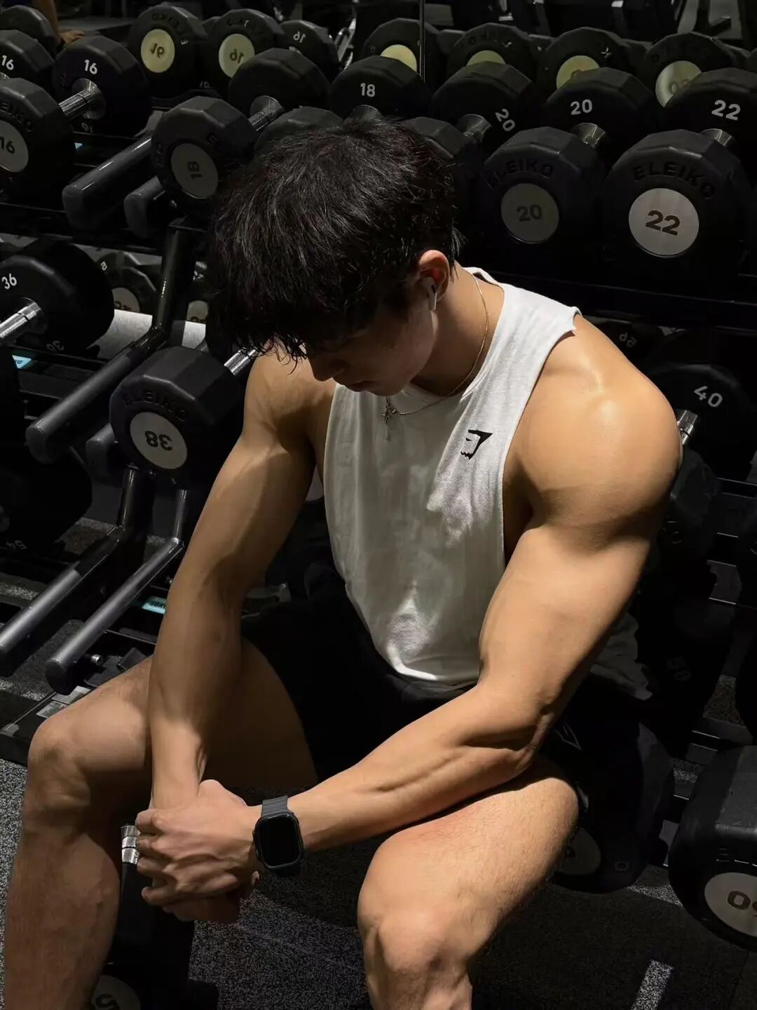 来自广州的自由教练大秀虎头肩和圣诞树背肌