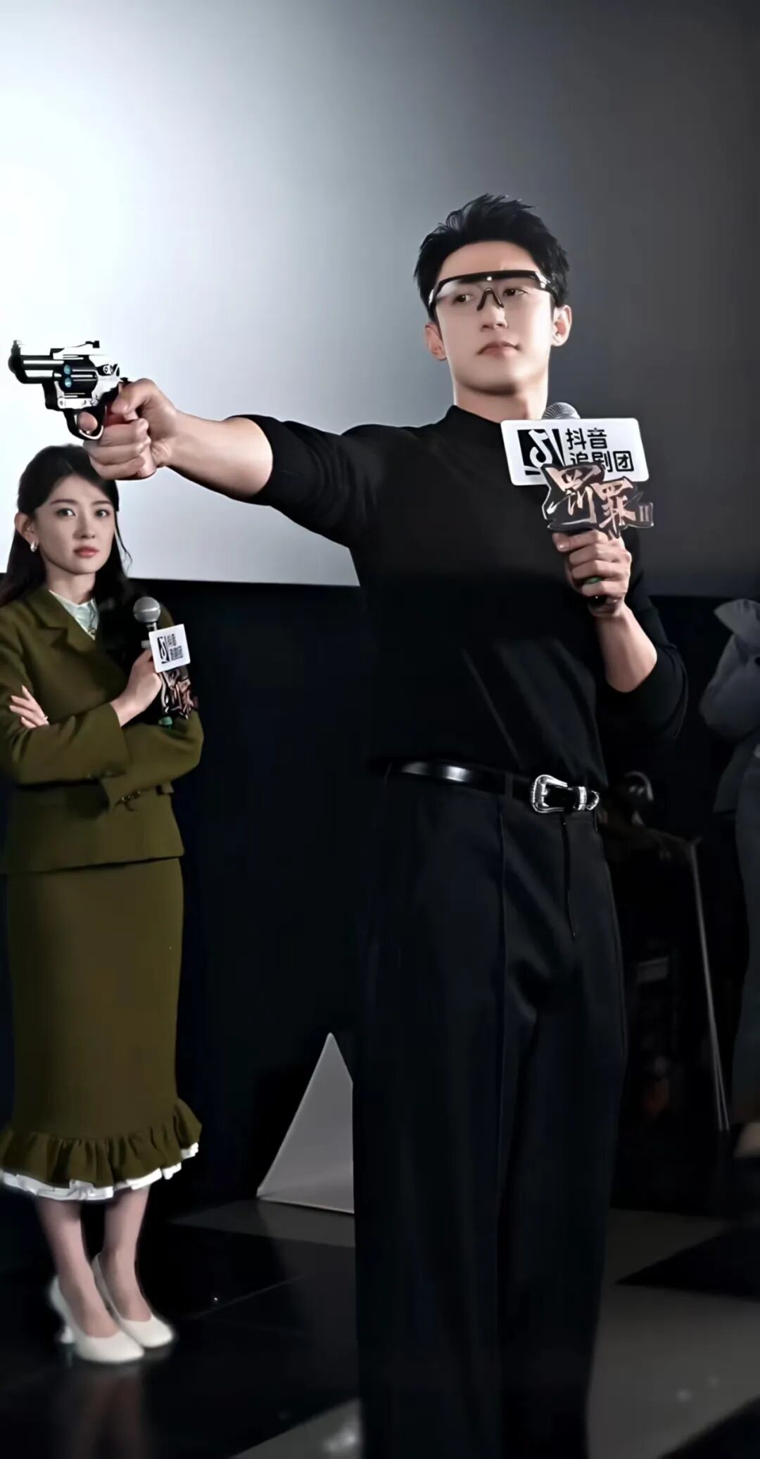 黄景瑜视频出镜大长腿穿西裤挡卡啦，？太宠粉谁受得了~