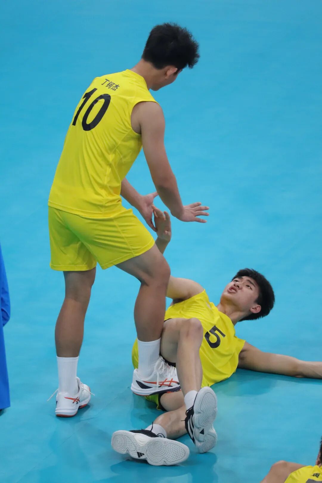 浙江 U20 男排赛后名场面太圈粉！阳光少年叉开腿的魅力都在这！