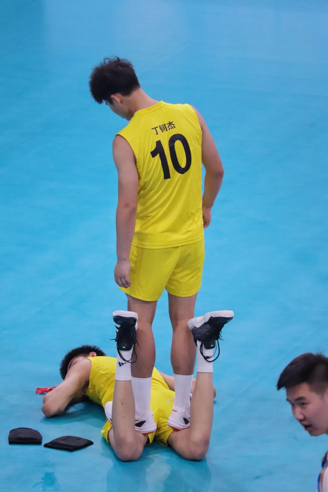 浙江 U20 男排赛后名场面太圈粉！阳光少年叉开腿的魅力都在这！