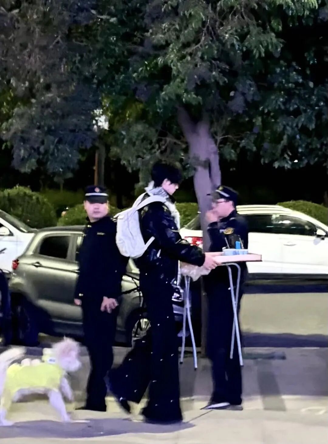 疑似约 P 还装 gay？这个帅哥为了涨粉也是拼了……