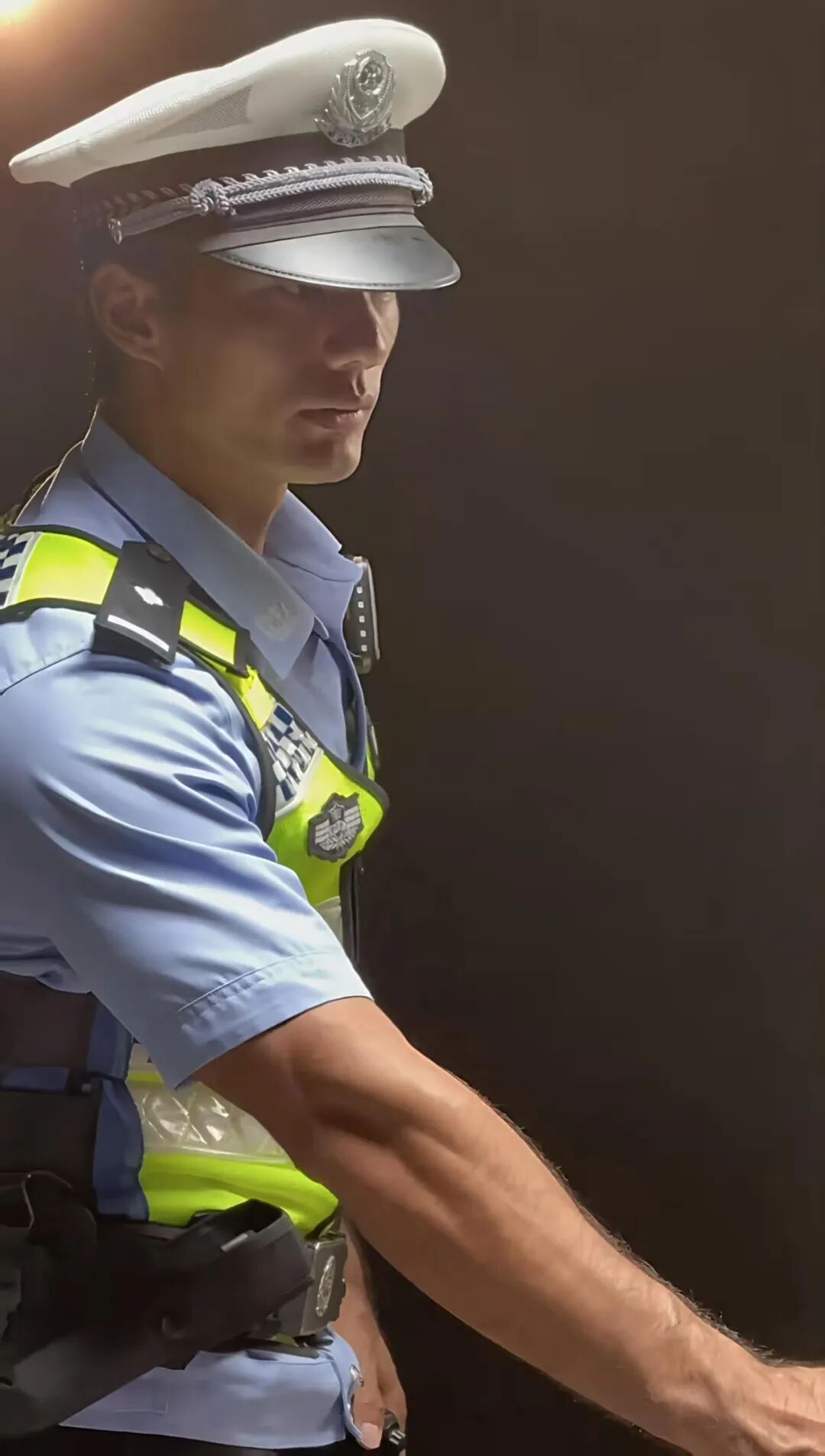 “黑皮阿 Sir”视频爆火外网后？现在的他魁梧身材男友力太强了！