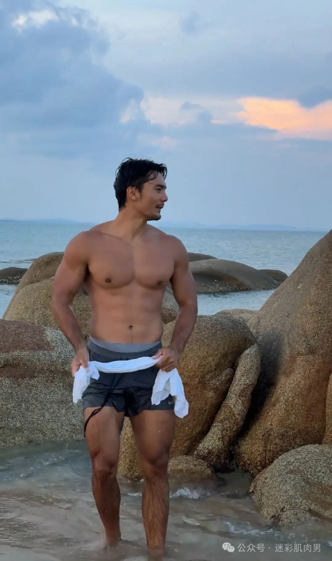 “黑皮阿 Sir”视频爆火外网后？现在的他魁梧身材男友力太强了！