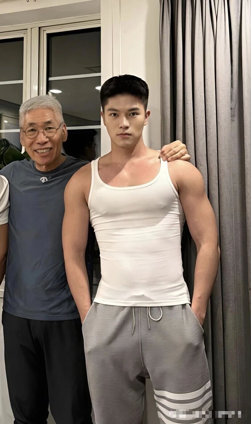 刘姥姥又认识新的帅哥了，白袜肌肉真是太可口了！