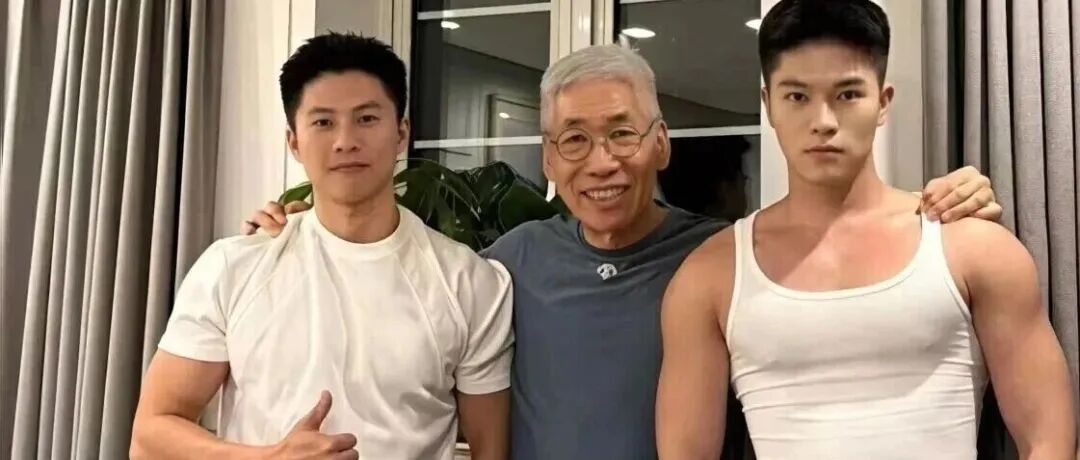 穿黑袜的黑皮肌肉体育生被扒到了！灰裤子泄露真实力！