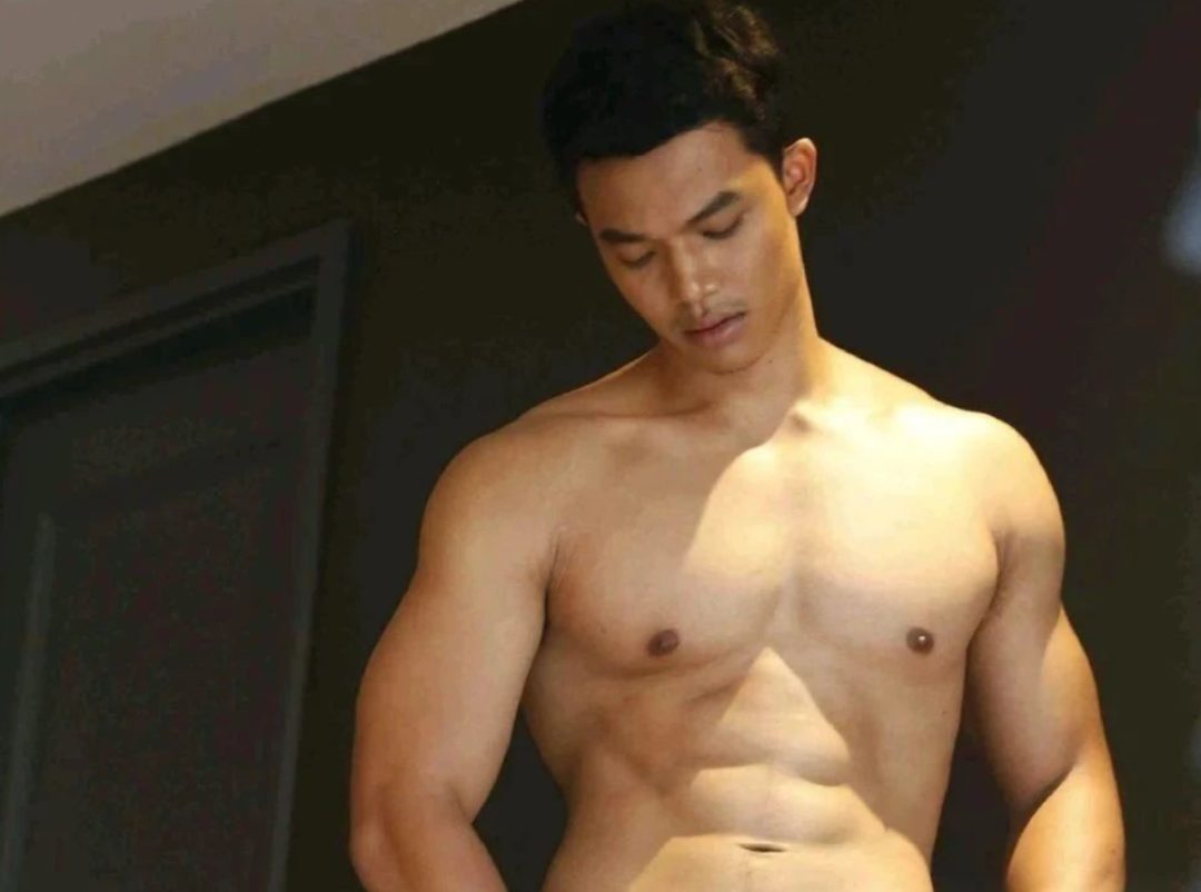 胸肌壮大黑皮筋男 公狗腰特突出 看起来很猛的汉子