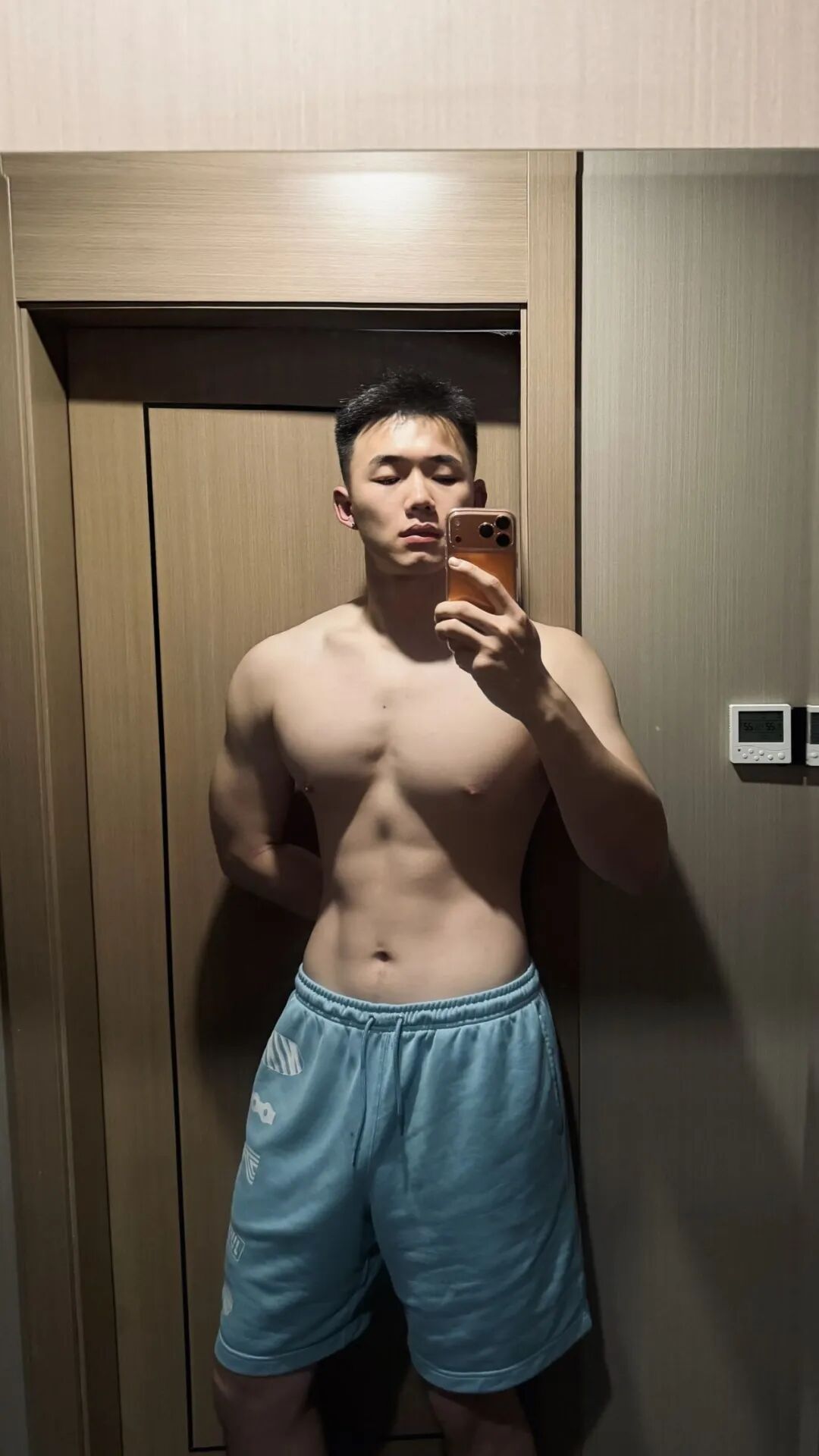 曾被采访的 192CM 哈尔滨篮球裁判小哥，沐浴照流出！