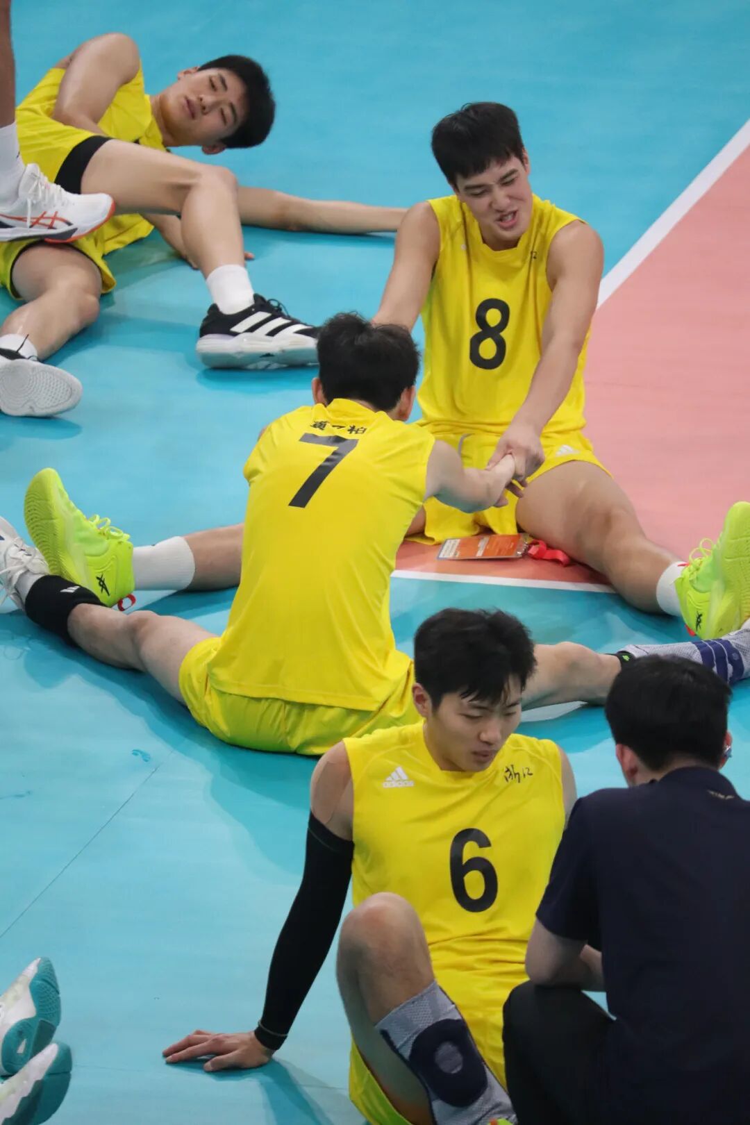 浙江 U20 男排赛后名场面太圈粉！阳光少年叉开腿的魅力都在这！