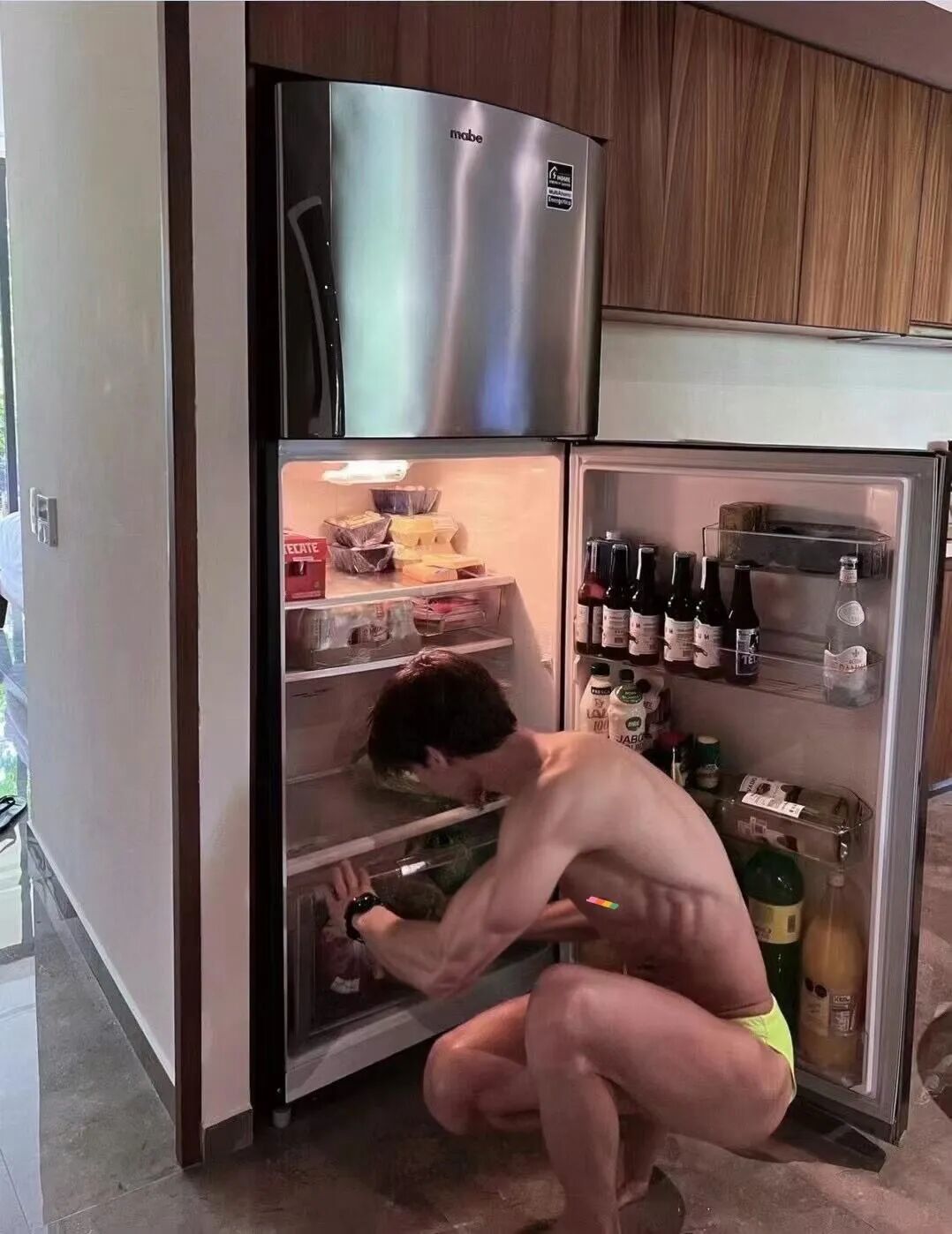 那个开冰箱的肌肉男模找到了！在 ins 上穿这么少……