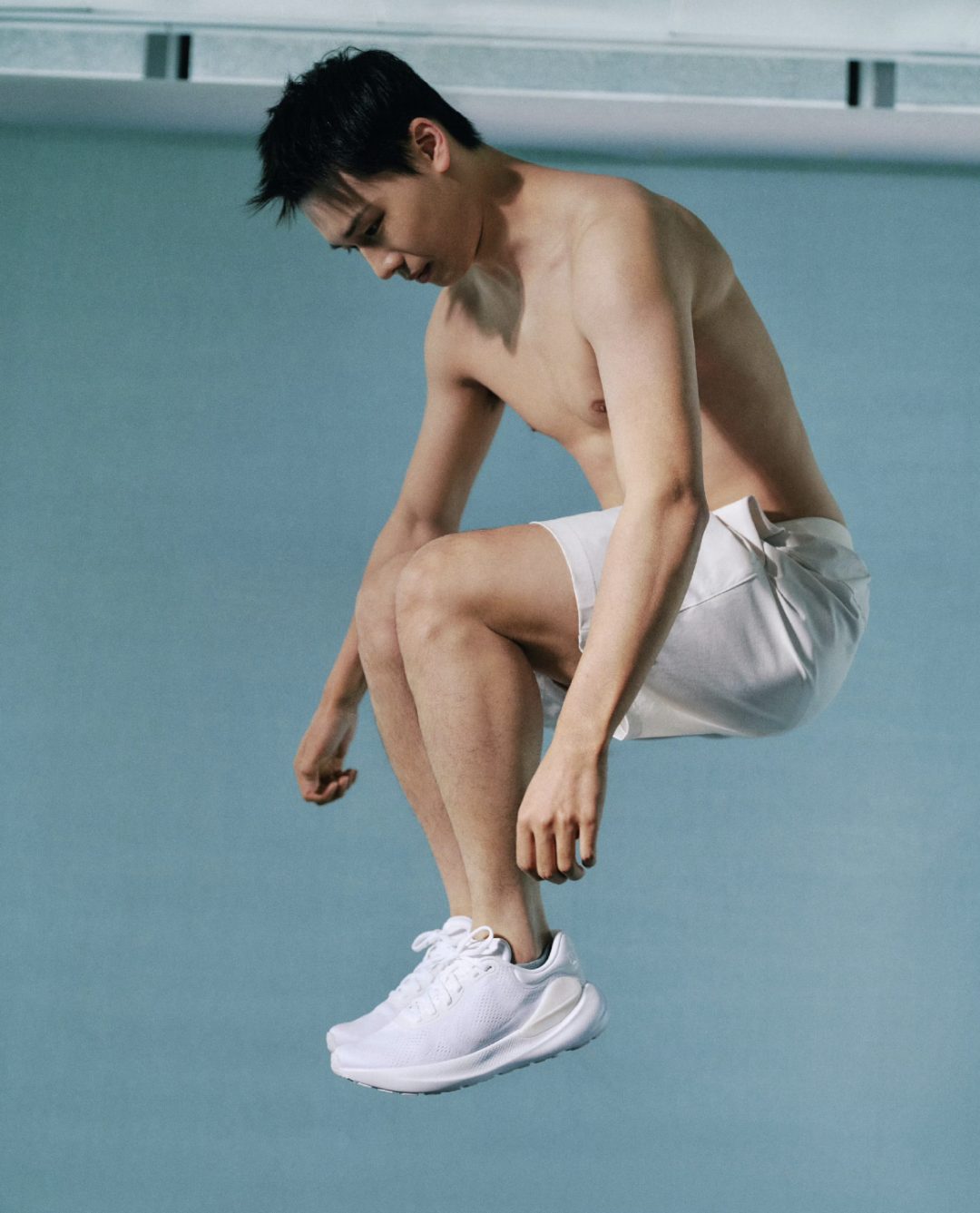 陈艾森跳出泳池挺拔出片？太懂镜头了跃入封面男神！