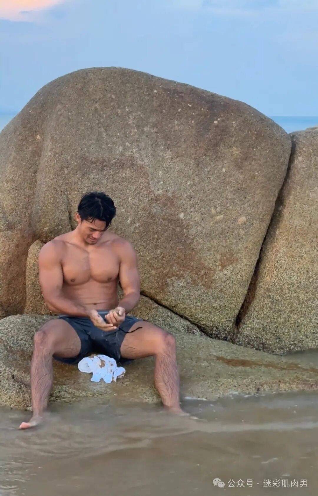 “黑皮阿 Sir”视频爆火外网后？现在的他魁梧身材男友力太强了！