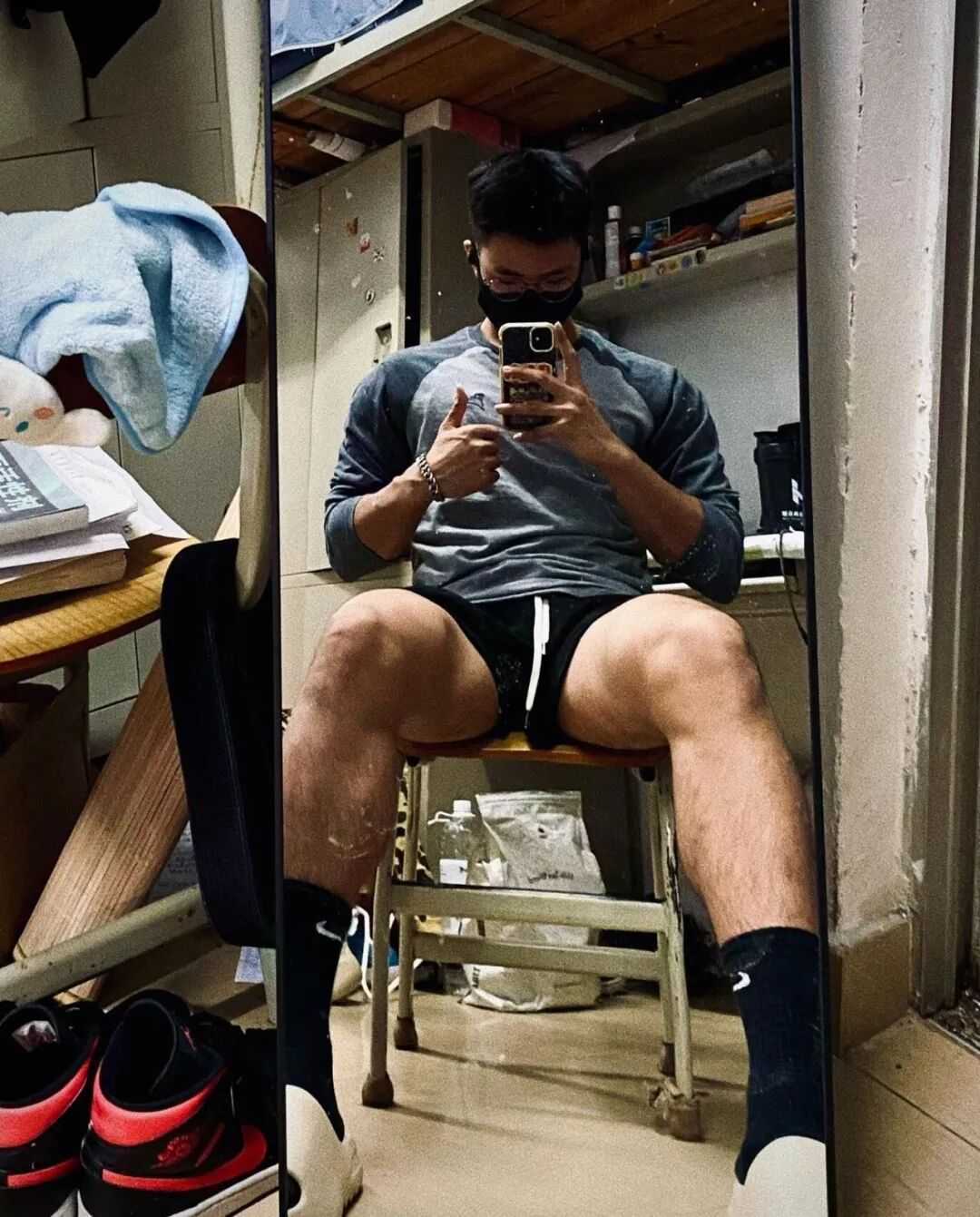 190cm 田径体育生自拍曝光，网友为这大粗腿吵翻了……