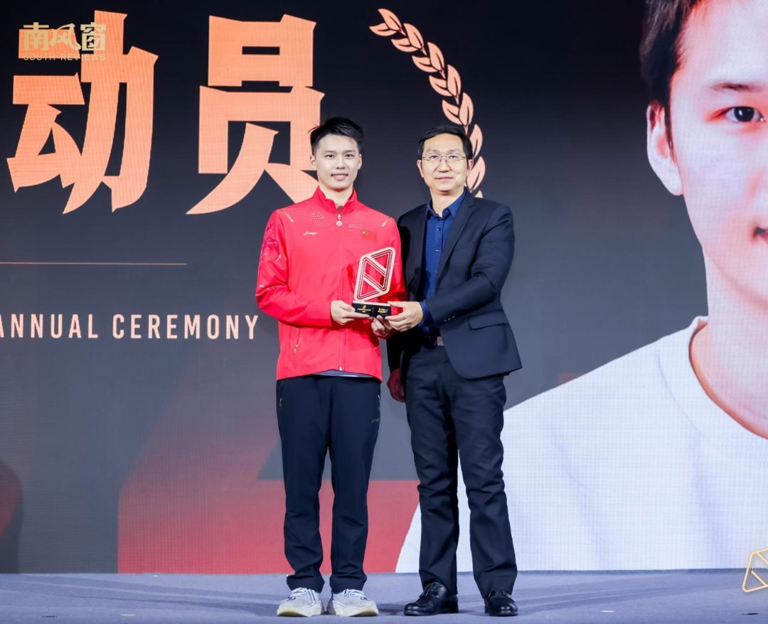 陈艾森跳出泳池挺拔出片？太懂镜头了跃入封面男神！