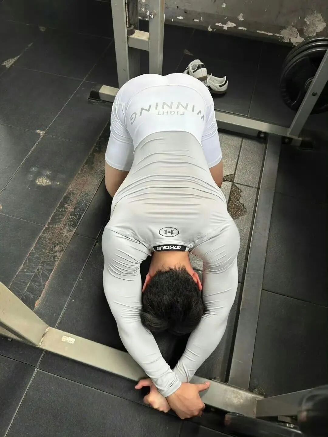 体育生火了！职高帅哥疑似被采访？直男朋友做保健很熟练？